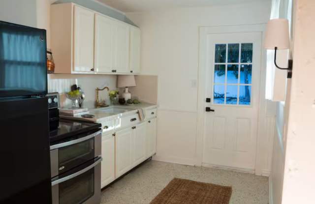 Updated Beachside home Gallery 4