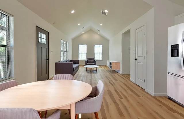 Charming Home in the heart of Bethany Gallery 4