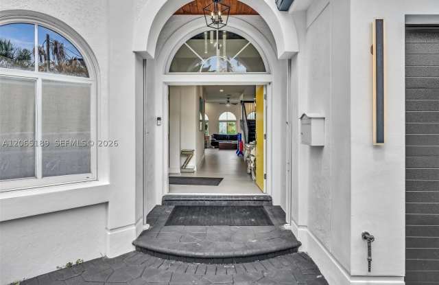2521 Center Ave Gallery 2