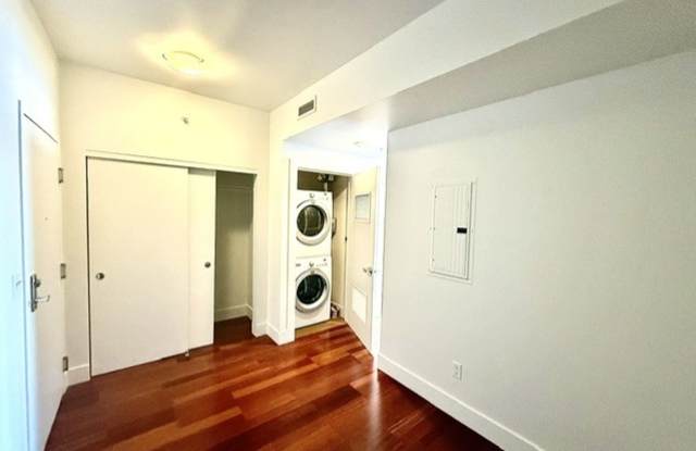 Bright City View Condo For Rent in North Belltown Area Gallery 3