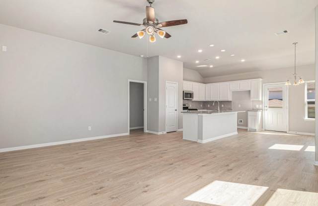 NEVER LIVED IN Spacious 4 Bedroom / 1 Story In Willis Gallery 4