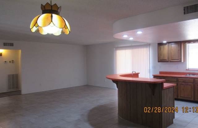 3 bedroom 2 bath with Huge Fenced Yard Gallery 3