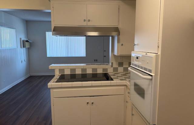2 BDRM, 2 BA INCLUDING GARAGE! Gallery 4