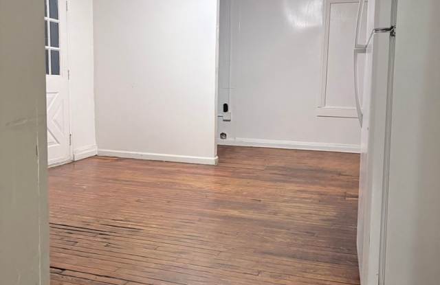 Spacious 3 Bedroom Parking in York City SD Gallery 3