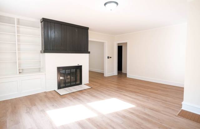 4 BED / 2 BATH RENOVATED HOUSE CLOSE TO CHAMPAIGN COUNTRY CLUB - 1003 West William Street, Champaign, IL 61821