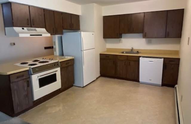 62 Northwood Dr - 62 Northwood Drive, Hiawatha, IA 52233