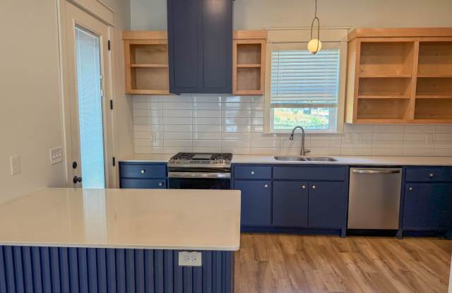 Clean like-new home for rent near the UofA Gallery 3