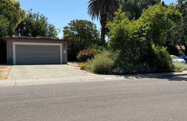 WELL MAINTAINED SINGLE STORY HOME WITH SOLAR PANELS photos photos