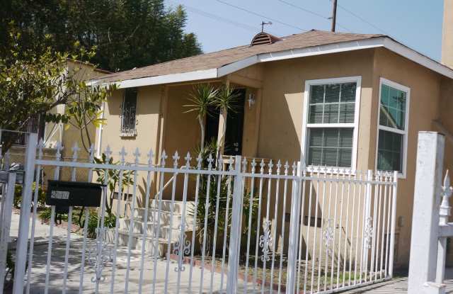 Charming 2 Bed, 1 Bath Bungalow with Garage in a Family-Friendly Cul-de-Sac - 2205 Oros Street, Los Angeles, CA 90031