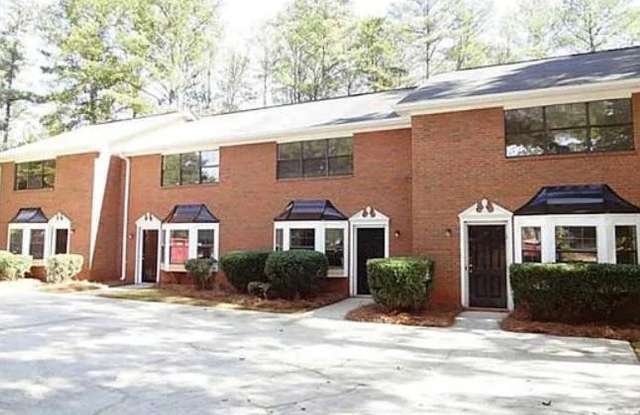 Room in 2 Bedroom Home at Patterson Cir Gallery 3