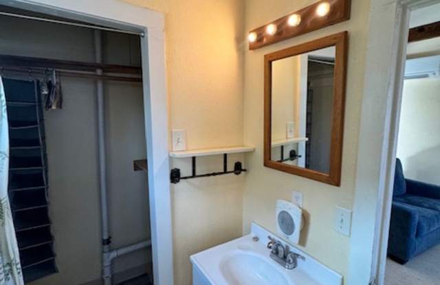 STUDIO IN ASHLAND/ PARTIALLY FURNISHED Gallery 4