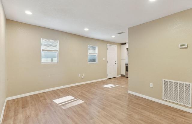 MOVE IN SPECIAL--$300 OFF FIRST MONTH RENT IF YOU MOVE IN BY OCTOBER 1! Gallery 4