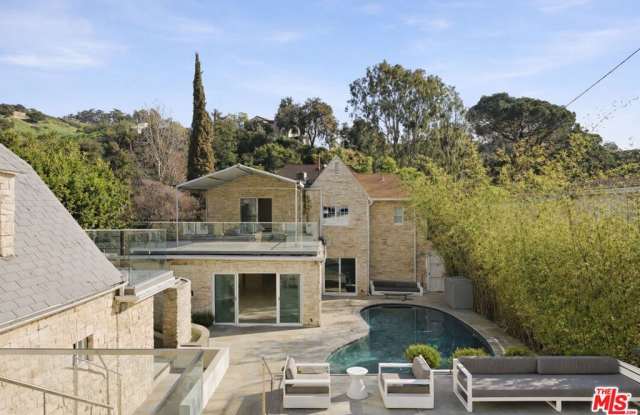 2633 N Commonwealth Avenue photos photos