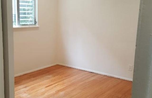 635 N Beachwood Dr 1 Gallery 4