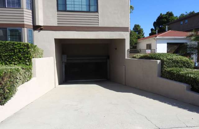 2 BDR / 2 BA Condo in Prime Point Loma Location. Gallery 4