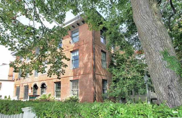 218-220 Warren Gallery 2