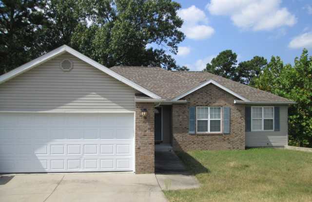 3 Bedroom 2 Bath home in Hollister, MO Gallery 1
