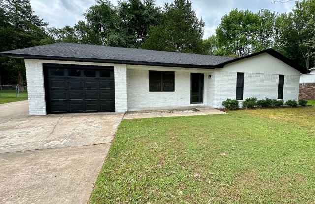 Introducing a charming 3-bedroom, 2-bathroom home located in Russellville, AR photos photos