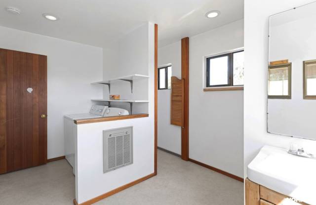 Soulful Mountain Sanctuary in Ashland - Available September 1st! Gallery 4