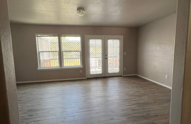 3 Bedroom, 2.5 Bathroom Townhome - Close to Oregon Tech  Sky Lakes! photos photos