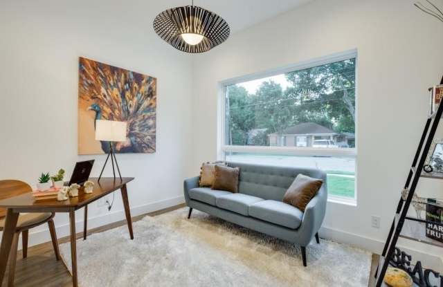 4310 Merrell Road Gallery 3