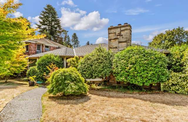 2 Bedroom 2 Bathroom + Den Magnolia House! Gallery 1