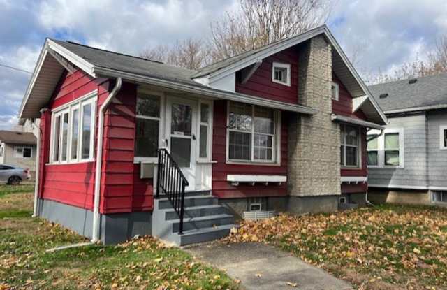 Cozy 2-Bedroom Bungalow on East Ave – Garage  Enclosed Porch photos photos