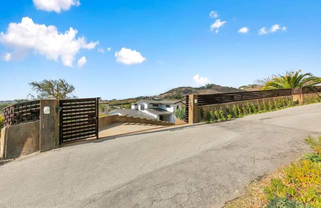 4 Bed, 5 bath home with stunning ocean views located in Malibu hills Gallery 4