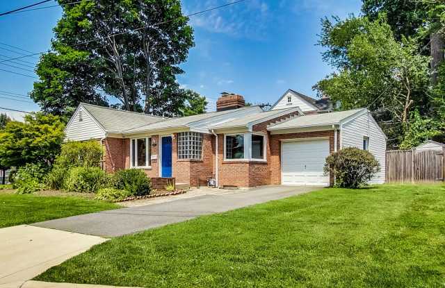 ONE LEVEL LIVING -- BETHESDA !!!  2Bed + 2.5 BA + Home Office / Fenced yard Gallery 1