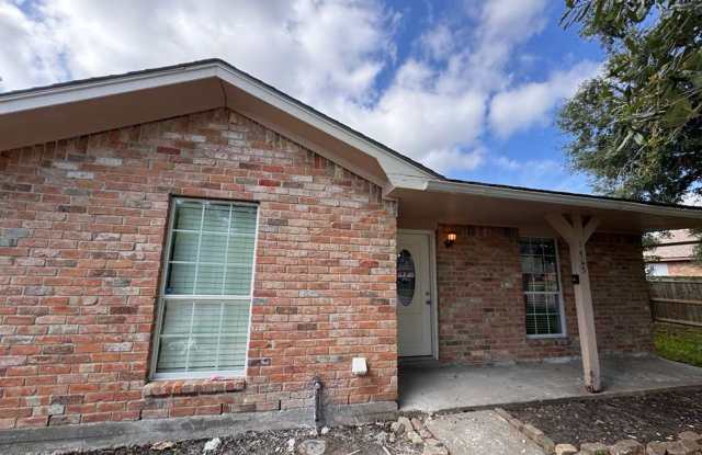 BEAUTIFUL HOME IN ANGLETON. MOVE IN READY!. photos photos