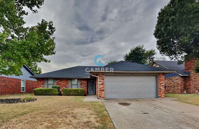 Charming 3 Bed 2 Bath Home With Storm Shelter in Moore Schools Gallery 1