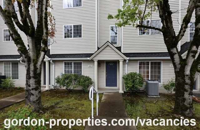SUMMER SPECIAL: NE Halsey St - Gresham 2 bedroom townhouse with den/office photos photos