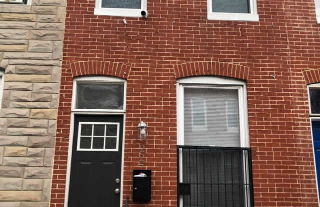 Beautiful 2 full bathroom (2)1/2 bathroom 2 bedroom townhouse in Baltimore City photos photos
