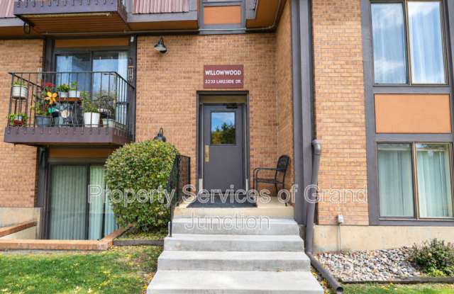 3233 Lakeside Drive Gallery 1