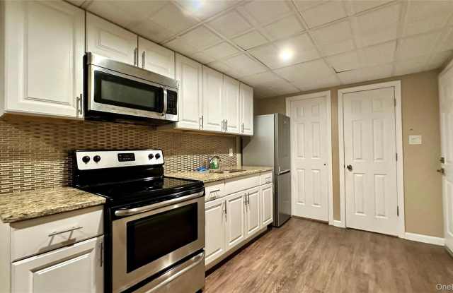 320 New York Avenue unit: 3 photos photos