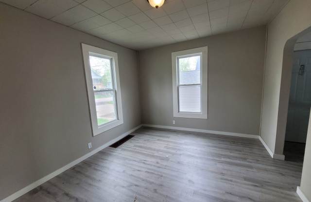 NW 3 bedroom 1 bath home with many updates. 2 stall garage. - 1020 A Avenue Northwest, Cedar Rapids, IA 52405