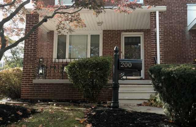 3 bedroom, 1.5 bath end unit townhome - 200 West 38th Street, Wilmington, DE 19802