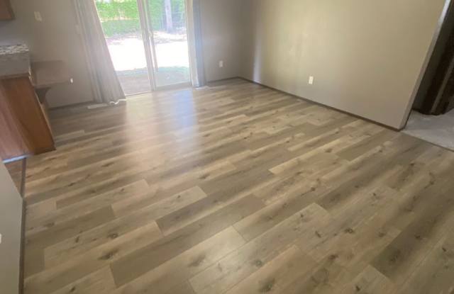 3 Bed Room 1.75 Bath , New Floor Covering , New Interior Paint Gallery 4
