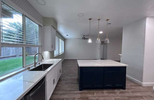 Gorgeous Four Bedroom Two Bathroom Home - Do Not Disturb Occupants Gallery 3