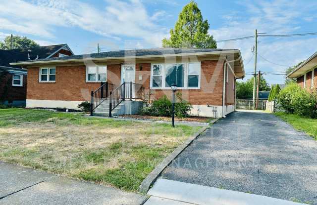 Three bedroom/2 full bath in Hikes Point with detached garage! Gallery 3