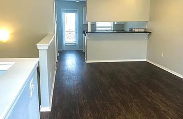 2 Bed/2.5 Bath Townhouse off Razorback Greenway Gallery 3