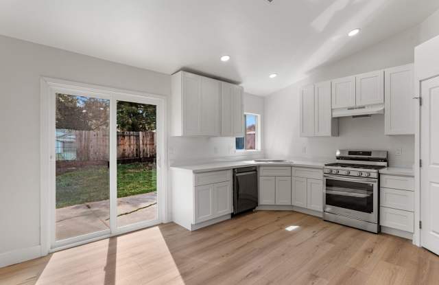 Remodelled , Move in Ready, Single Story House Gallery 3