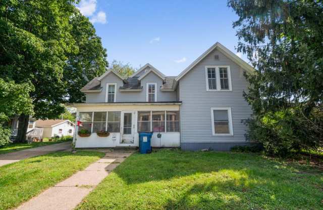 220 W 9th St (Duplex) Gallery 3