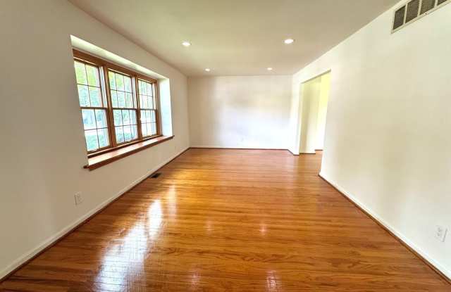 1104 HUDSON Avenue Gallery 2