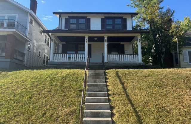 124 Pointview Ave - 3 Bed - 1 Bath - Available Now! photos photos
