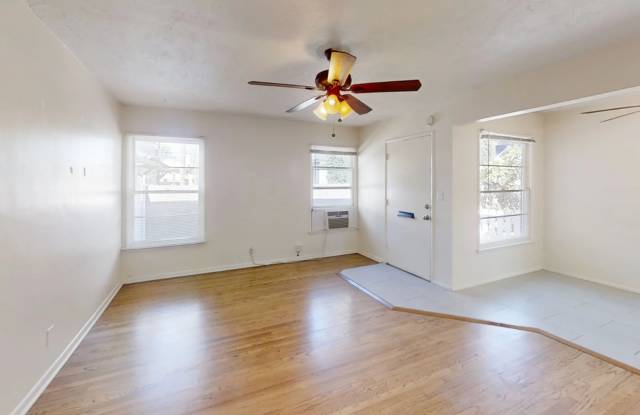 Old Towne Orange Gem | Private Back Unit + Yard Gallery 4