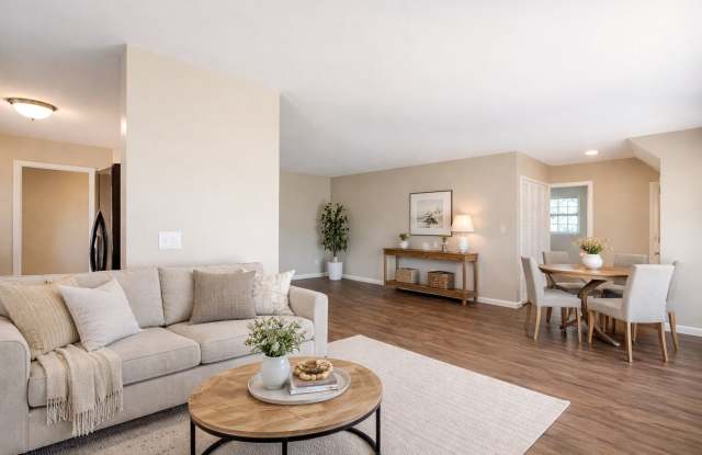 7 Bed 3 Bath House on Tipton- Great for Big Groups!! Gallery 4