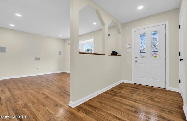 1613 Beacon Street Gallery 3