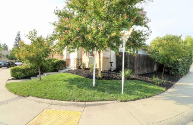 ADORABLE 3/2 Roseville Corner Lot Home! PLEASE READ ENTIRE AD PRIOR TO CALLING AGENT FOR SHOWING. photos photos