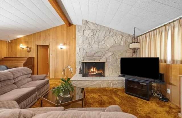 Spacious 4-Bedroom Home with Solar Panels in Richland photos photos